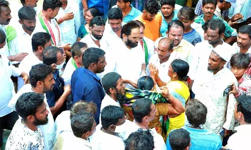 టీఆర్ఎస్ ఎమ్మెల్యేలు బదిలీల కోసం డబ్బులు తీసుకుంటున్నారు : ఉత్తమ్