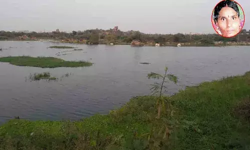 మహిళ మృతదేహాన్ని దుప్పట్లో చుట్టి.. చెరువులో పడేస్తూ..