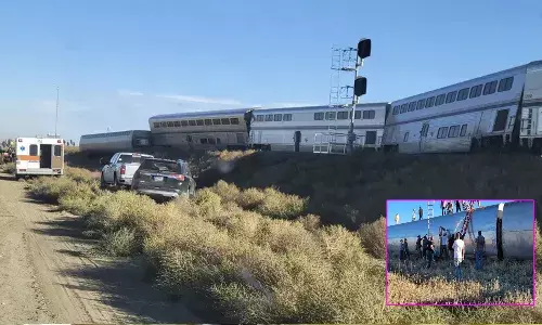 పట్టాలు తప్పిన రైలు.. ముగ్గురు మృతి, 50 మందికిపైగా  తీవ్రగాయాలు