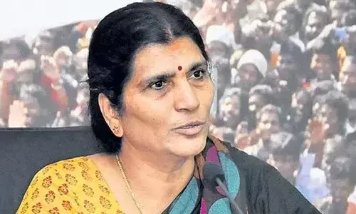 పవన్ నువ్వొక విషవృక్షం నీడలో ఉన్నావ్ : లక్ష్మీ పార్వతి