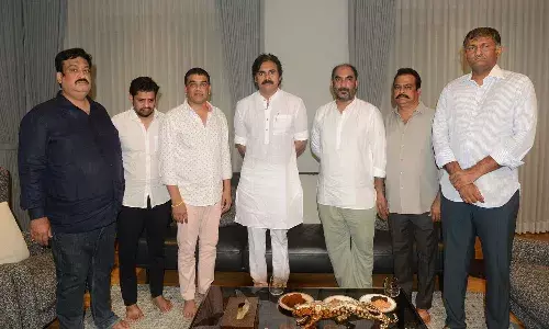 పవర్ స్టార్ పవన్ కళ్యాణ్ ను కలిసిన టాలీవుడ్ నిర్మాతలు