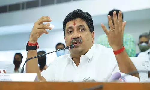 ఫైనాన్స్ మినిస్టర్ ను ఆపేసిన ఎయిర్ పోర్టు సిబ్బంది.. ఆయన ఏం తీసుకుని వెళ్తున్నారంటే..