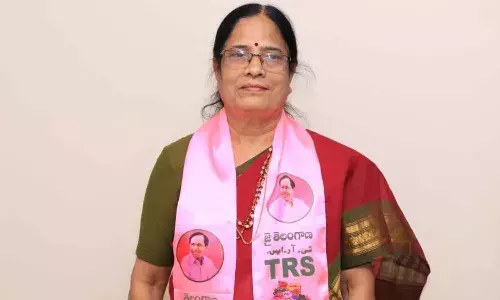 టీఆర్ఎస్ ఎమ్మెల్సీ వాణి దేవిని అడ్డుకున్న నిరుద్యోగులు