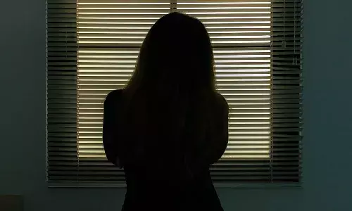 తల్లి చికిత్స కోసం.. కన్యత్వాన్ని అమ్ముకునేందుకు సిద్ధపడిన బాలిక..!