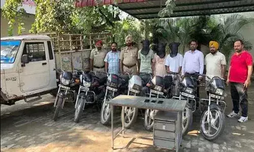 వాహనాలకు ప్రెస్, పోలీసు అనే స్టిక్కర్లు.. ఆరా తీస్తే..