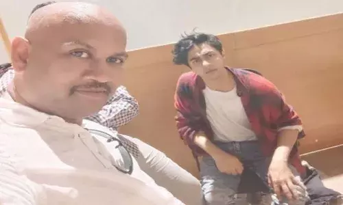 ఆర్యన్ ఖాన్ తో సెల్ఫీ దిగింది ఎన్సీబీ అధికారి కాదట.. ఇంతకూ అతడెవరు..?