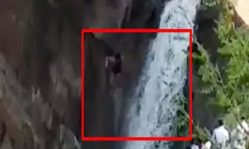 140 అడుగుల పై నుండి పడినా.. ప్రాణాలు దక్కాయి.!