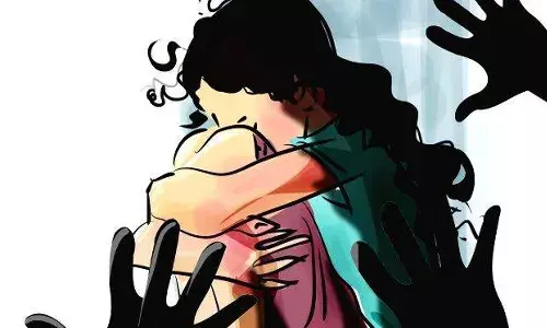 కీచకోపాధ్యాయుడు.. స్పెల్లింగ్స్ నేర్పుతానని పిలిచి..