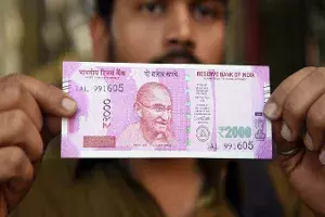 రోడ్డుపై 2000 రూపాయల నోట్లు.. కుప్పలు కుప్పలుగా.. తీరా చూస్తే.. రోడ్డుపై 2000 రూపాయల నోట్లు.. కుప్పలు కుప్పలుగా.. తీరా చూస్తే..