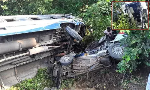 పెద్దపల్లి జిల్లాలో రోడ్డు ప్రమాదం.. లోయలో పడిన బస్సు, కారు