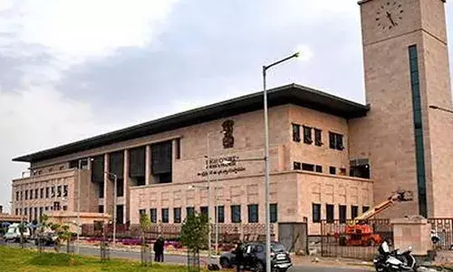 సెంటు స్థలంలో ఇల్లు ఎలా సాధ్యం.. హైకోర్టు కీలక వ్యాఖ్యలు