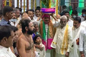 శ్రీవారికి పట్టువస్త్రాలు సమర్పించిన సీఎం జగన్ శ్రీవారికి పట్టువస్త్రాలు సమర్పించిన సీఎం జగన్