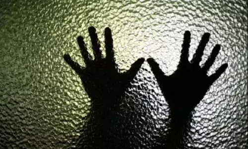 కీచక ఉపాధ్యాయుడు.. పెళ్లి చేసుకుంటానని చెప్పి..