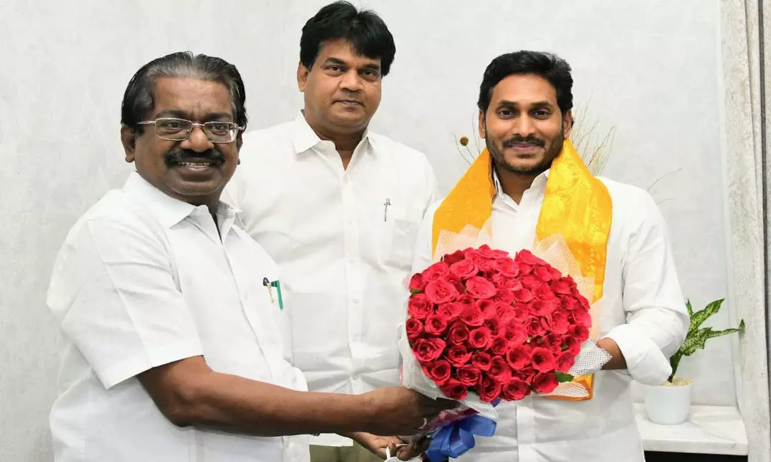 సీఎం జగన్‌ను కలిసిన తమిళనాడు ఎంపీలు.. ఎందుకంటే..