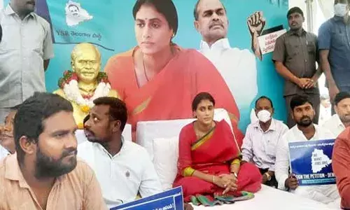 విద్యార్థుల భవిష్యత్తును సీఎం పట్టించుకోవడం లేదు : షర్మిల
