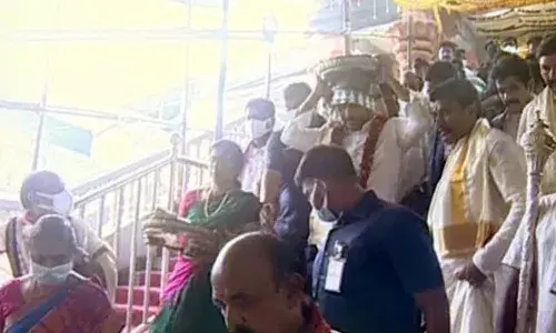 దుర్గమ్మకు పట్టువస్త్రాలు సమర్పించిన సీఎం జగన్