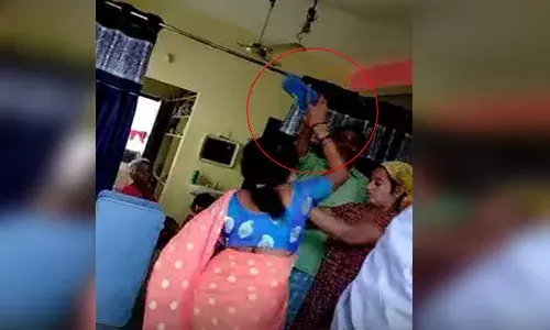 కార్పొరేట‌ర్ భ‌ర్త‌ను చెప్పుతో కొట్టిన మ‌హిళ‌