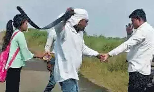 నిర్మానుష్య ప్రదేశంలో యువకునితో కుమార్తె.. తర్వాత తండ్రి ఏం చేశాడంటే..!