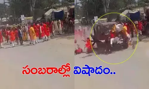 ఘోరం.. భక్తులపై నుంచి దూసుకెళ్లిన కారు.. నలుగురు దుర్మ‌ర‌ణం