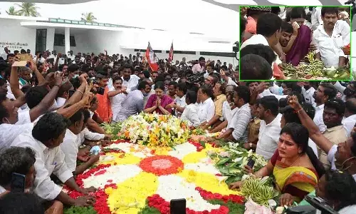జయలలిత సమాధి వద్ద కంటతడి పెట్టిన చిన్నమ్మ