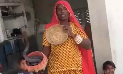 వ్యాక్సిన్ వేసేందుకు వచ్చిన వైద్య సిబ్బంది.. పాముతో మహిళా బెదిరింపు.!