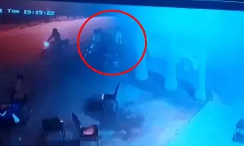 కాంగ్రెస్ నేత దారుణ హత్య.. అల్లర్లు సృష్టించిన అనుచరులు.!