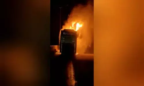 చూస్తుండగానే కాలి బూడిదైన బస్సు.. తృటిలో తప్పిన పెనుప్రమాదం.. ప్రయాణికులంతా సేఫ్