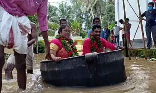 వంట పాత్రలో పెళ్లివేదికకు వచ్చిన వధూవరులు.!