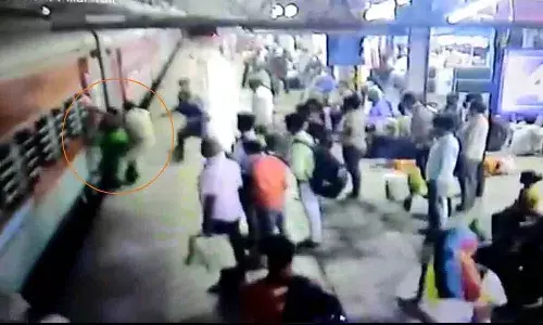 నిండు గర్బిణి ప్రాణాలు కాపాడిన కానిస్టేబుల్..!