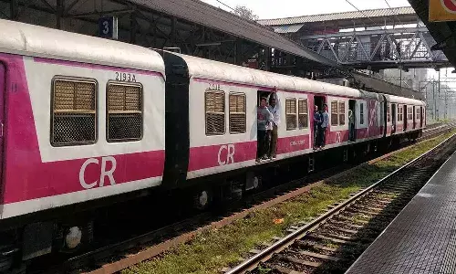 కదులుతున్న రైలులో మహిళపై అత్యాచారం.. ప్రయాణికులు చూస్తుండగానే