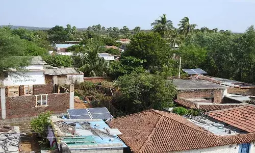 ఆ గ్రామంలో దెయ్యం భయ్యం.. భూత వైద్యుడు చెప్పాడని ఊరు ఖాళీ..!