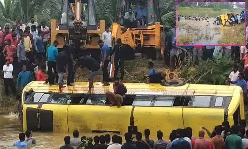 విషాదం.. చెరువులో పడిన స్కూల్ బస్సు.. ఓ విద్యార్థి దుర్మరణం