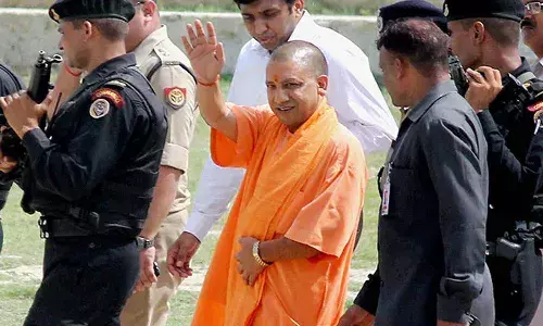 యోగి ఆదిత్యనాథ్ సభలో రివాల్వర్ కలకలం