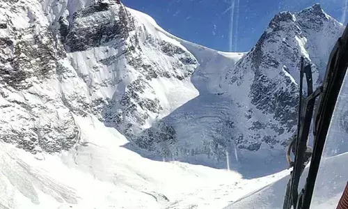 హిమాలయాల్లో 11 మంది పర్వతారోహకులు మృతి