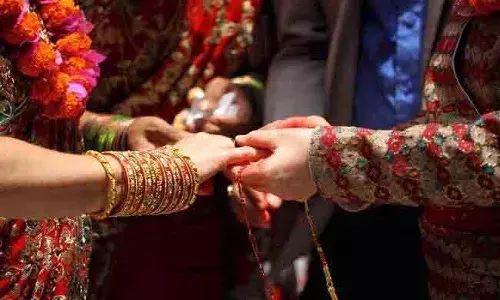 ఒక్కటైన ప్రేమజంట.. తాళిని కొడుకు చేతికి తాకించి..!