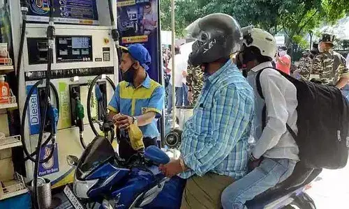 పెట్రో బాదుడు.. సామాన్యుడి జేబుకు చిళ్లు.!