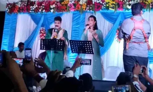 కుమార్తె పెళ్లి వేడుక... పాట పాడిన వైసీపీ ఎమ్మెల్యే.. వీడియో వైరల్‌.!