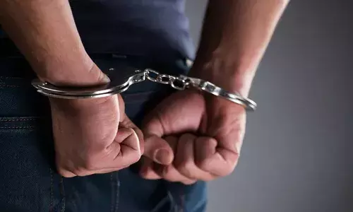 ఇంట్లో భార్యతో ఎగలేను.. దయచేసి నన్ను జైల్లో పెట్టండి.!