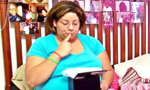 భర్త చితా భస్మాన్ని తింటున్న భార్య.. షాకింగ్‌.!