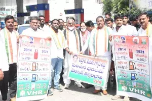 రాష్ట్రంలో టీఆర్ఎస్, కేంద్రంలో బీజేపీ ప్రజలను దోచుకుంటున్నాయి రాష్ట్రంలో టీఆర్ఎస్, కేంద్రంలో బీజేపీ ప్రజలను దోచుకుంటున్నాయి