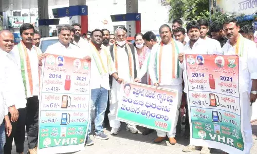 రాష్ట్రంలో టీఆర్ఎస్, కేంద్రంలో బీజేపీ ప్రజలను దోచుకుంటున్నాయి