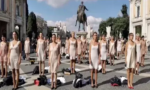 50 మంది ఎయిర్‌హోస్టెస్‌లు.. రోడ్డు మీద అర్థనగ్న నిరసన..!