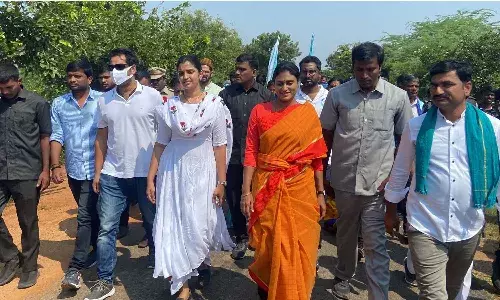 షర్మిల పాదయాత్రలో ప్రముఖ యాంకర్