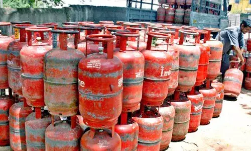 పండుగకు ముందే సామ్యానుడికి షాక్.. వచ్చేవారం సిలిండర్పై రూ.100 పెంపు..!
