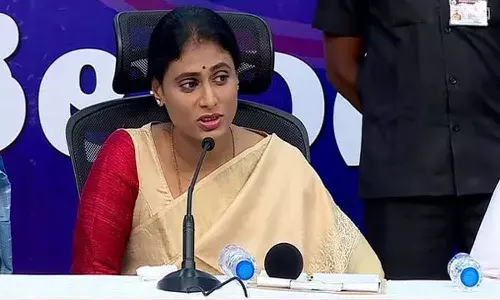 ఈ కుక్కకి కవితగారు ఏమైతారో అడగండి: వైఎస్ షర్మిల