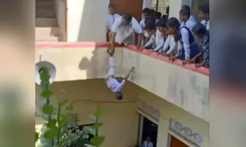 విద్యార్థిని బిల్డింగ్ పై అంతస్తు నుంచి వేలాడదీసిన ప్రధానోపాధ్యాయుడు.!