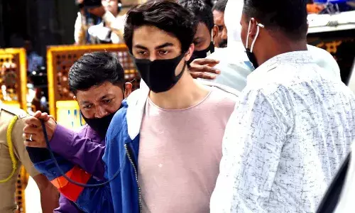 జైలు నుంచి విడుదలైన ఆర్యన్ ఖాన్.. షారుక్ నివాసంలో సంబరాలు