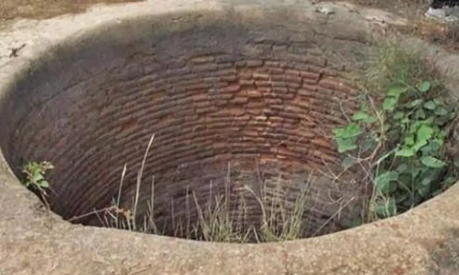 విషాదం.. బావిలో దూకి తల్లి, ఇద్దరు పిల్లలు ఆత్మహత్య