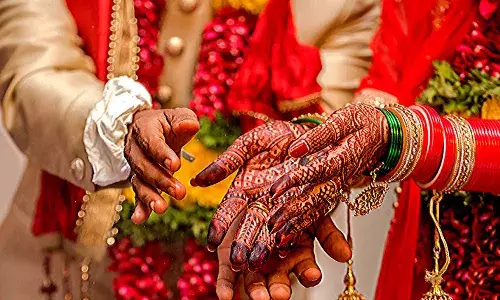 ప్రియుడితో భార్యకు పెళ్లి చేసిన భర్త