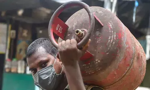 షాక్.. భారీగా పెరిగిన సిలిండర్ ధర..!